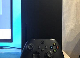 Xbox Series X с двумя геймпадами 